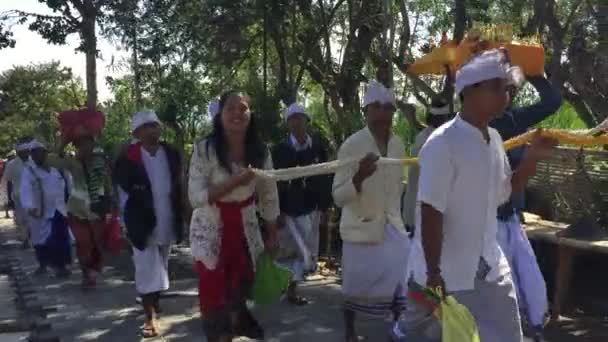 ベサキの村、2015 年 10 月頃 - バリ島/インドネシア: 人々 は、ブサキ寺祭授賞式に来ています。 — ストック動画