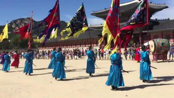 Seoul, Güney Kore - Eylül 2015 yaklaşık: geleneksel yürüyen Saray Muhafızları Gyeongbokgung Sarayı, Seul, Kore Korece Giydir — Stok video