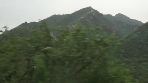 Syn på kinesiska muren från tågfönstret på väg till Badaling — Stockvideo