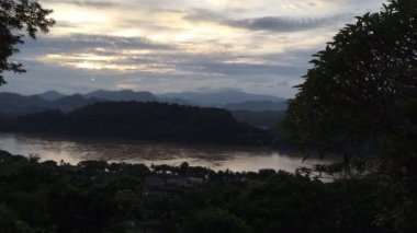 Hızlandırılmış video günbatımı Mekong Nehri, Mount Phousi, Luang Prabang, Laos
