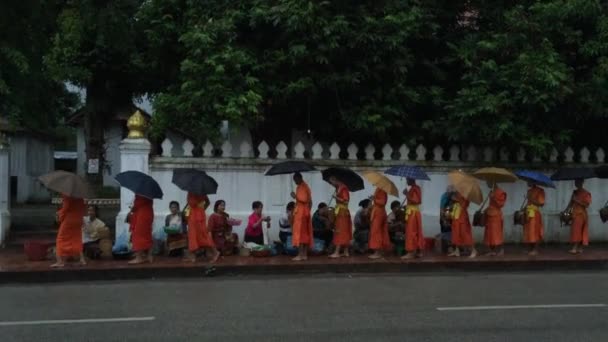 Luang Prabang, Laos - ca augusti 2015: traditionella Alms ger ceremonin av distribuera mat till buddistiska munkar på gatorna i Luang Prabang, Laos — Stockvideo