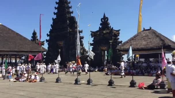 Wieś Besakih, Bali/Indonezja - około października 2015: ludzi modli się w świątyni Pura Besakih Balijski — Wideo stockowe