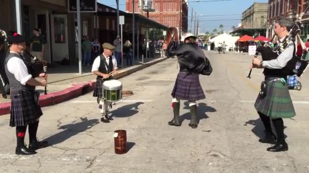 Galveston, TX / USA - circa Diciembre 2014: Hombres vestidos como músicos escoceses tocan el arpa en Dickens on the Strand Festival en Galveston, TX — Vídeo de stock