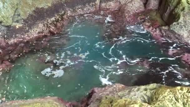 Bølger i Cueva Del Indio - Indianergrotte, Puerto Rico – stockvideo