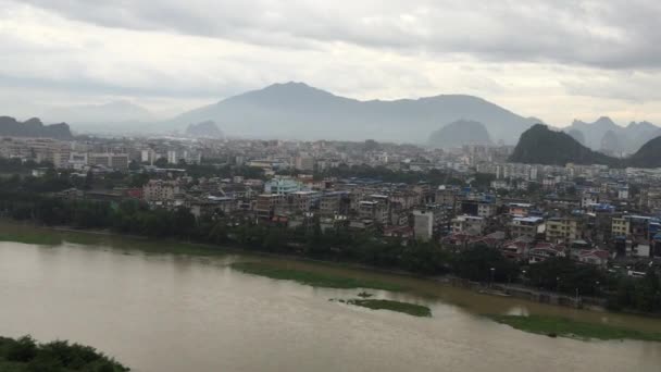 Guilin, China - circa juli 2015: Panorama av Guilin och dess karstberg från Fubo hill — Stockvideo