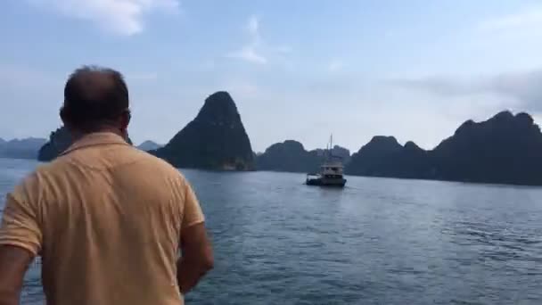 HALONG BAY, VIETNAM - CIRCA AGOSTO 2015: Nave da crociera e formazioni rocciose a Halong Bay, Vietnam — Video Stock