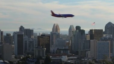 San Diego, Ca/ABD - Ocak 2016 yaklaşık: havaalanında San Diego ile şehir merkezine arka planda iniş uçak