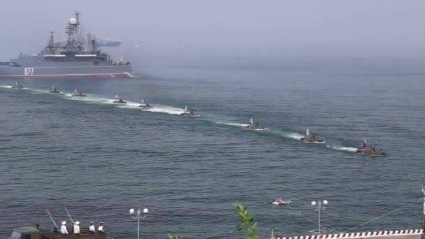 Vladivostok, Rusland - circa juli 2015: Russische mariniers landing en de kust op amfibische militaire voertuigen invasie tijdens de Russische Marine Day Parade in Vladivostok, Rusland — Stockvideo