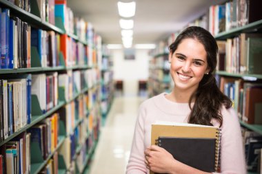 Kütüphane - bir h çalışma kitapları ile güzel kız öğrenci
