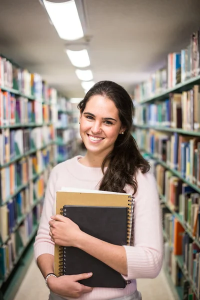 Na biblioteca - estudante muito feminino com livros que trabalham em um h — Fotografia de Stock