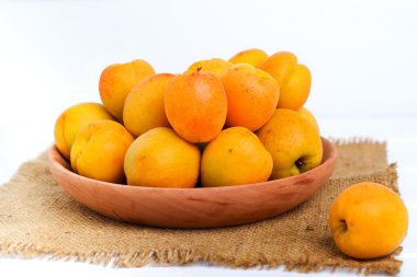 ahşap arka plan üzerinde sulu olgun kayısı