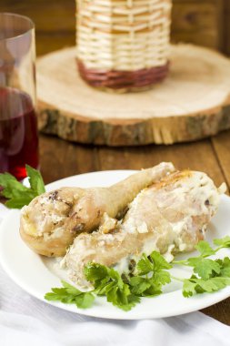 Kızarmış tavuk bacağı.