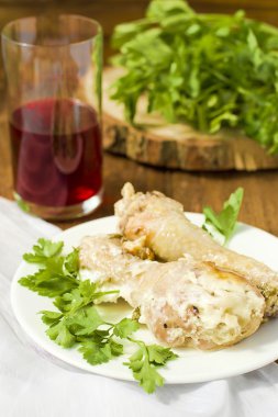 Kızarmış tavuk bacağı.