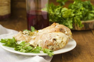 Kızarmış tavuk bacağı.