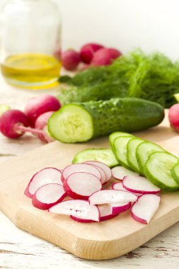 Taze turp ve salatalık