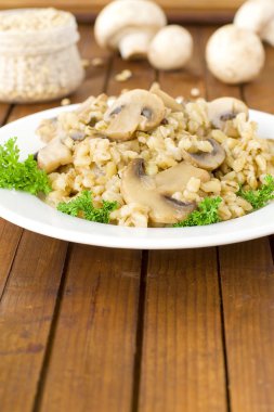 arpa yulaf lapası ve mantar yemek için