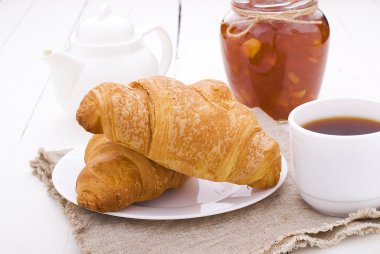Kahvaltı ve kruvasan