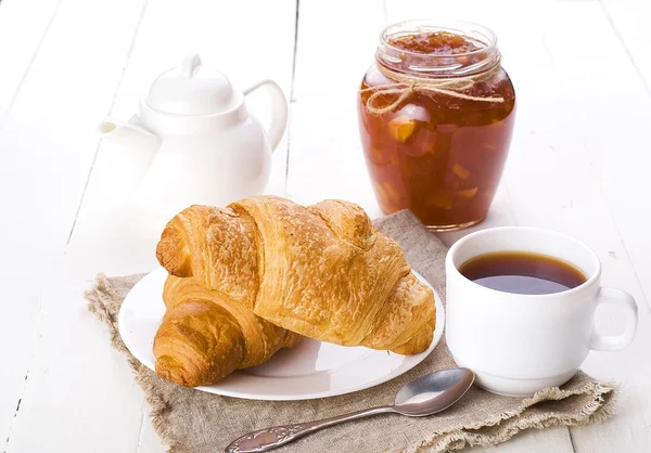 Kahvaltı ve kruvasan — Stok fotoğraf