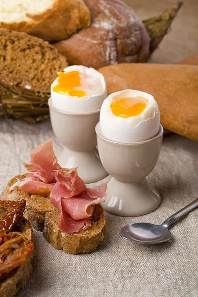 Варёные яйца на завтрак — стоковое фото