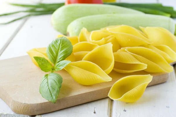Ongekookte pasta met groenten — Stockfoto