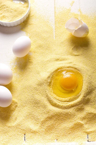 Maismehl und Eier — Stockfoto