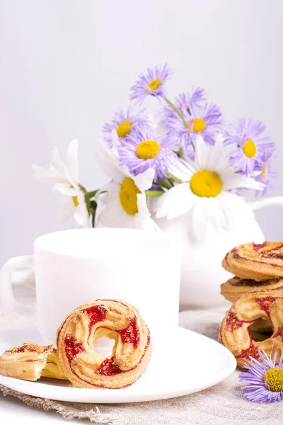 Cookies en bloemen — стокове фото