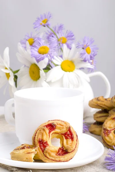 Cookies and flowers — Stock Photo, Image