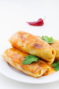 Beyaz bir arka plan üzerinde lahana dolması