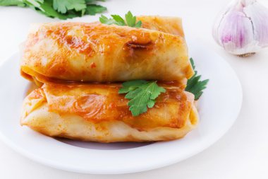 Beyaz bir arka plan üzerinde lahana dolması