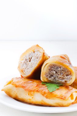 Beyaz bir arka plan üzerinde lahana dolması