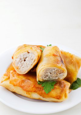 Beyaz bir arka plan üzerinde lahana dolması
