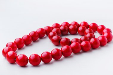 kırmızı ahşap boncuk