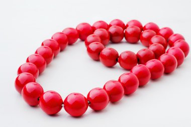 kırmızı ahşap boncuk