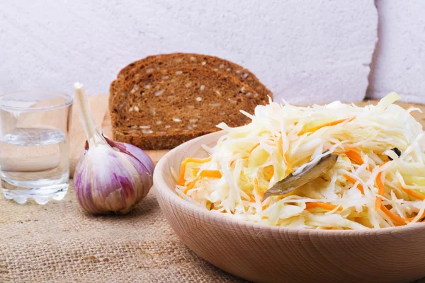 Sauerkraut dan wortel dalam piring kayu — Stok Foto