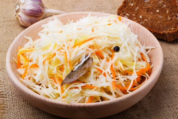 Chucrut y zanahorias en un plato de madera — Foto de Stock