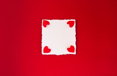 Kırmızı arkaplanda metin, kırmızı kalpler, konsept sevgililer günü düğün selamı, kopyalama alanı