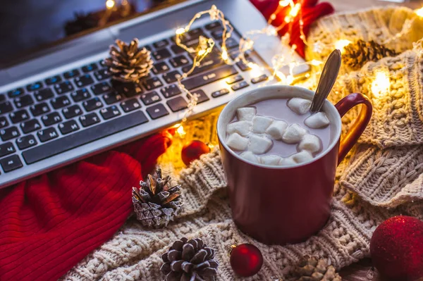 Rød Kopp Med Kakao Marshmallows Bordet Med Skjerf Laptop Online – stockfoto