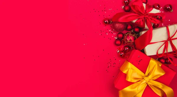 Weihnachtsgeschenke Und Weihnachtsspielzeug Auf Rotem Hintergrund — Stockfoto
