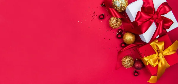 Weihnachts Und Neujahrsbanner Geschenke Und Neujahrsspielzeug Auf Rotem Hintergrund Mit — Stockfoto