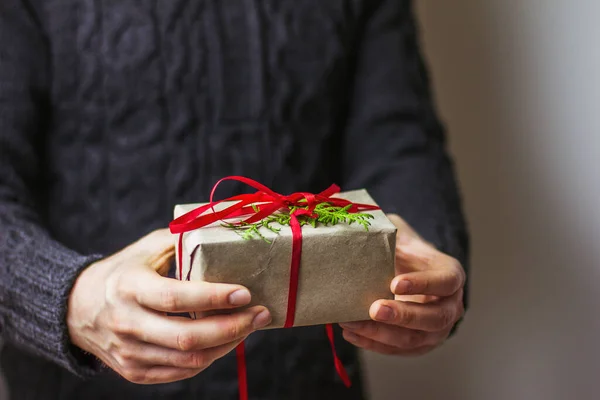 Ein Mann Dunkelgrauen Pullover Hält Eine Geschenkbox Mit Einer Roten — Stockfoto