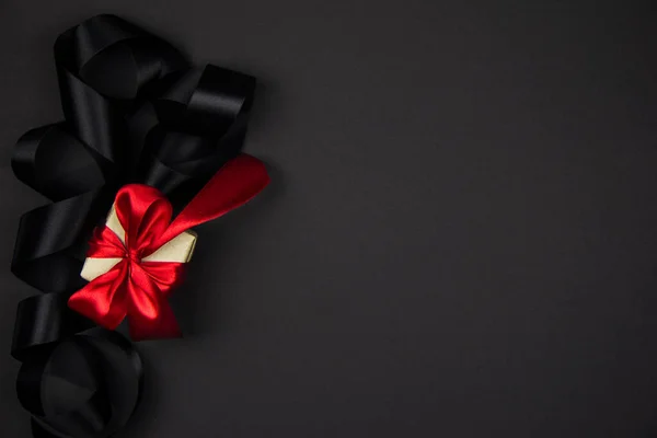 Regalo Para Viernes Negro Navidad Caja Con Cinta Roja Sobre —  Fotos de Stock