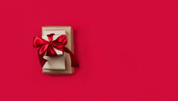 Cajas Regalo Navidad Con Cintas Rojas Sobre Fondo Banner Rojo —  Fotos de Stock