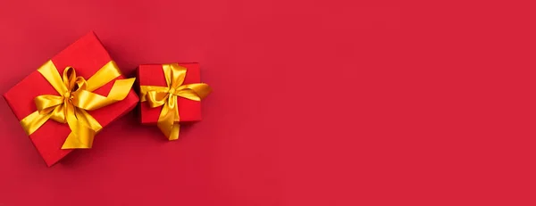 Regalo Natale Scatola Rossa Decorata Con Nastro Oro Uno Sfondo — Foto Stock