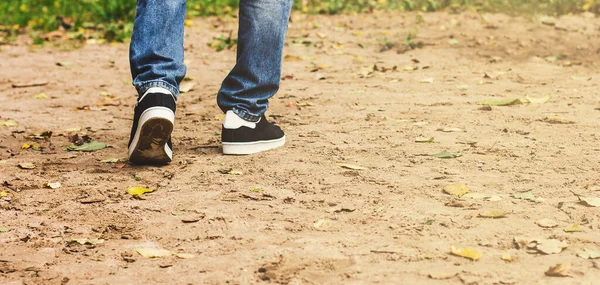 Sonbaharda Spor Ayakkabısı Satan Adam Afiş Bırakır Boş Zamanların Çoğunda — Stok fotoğraf