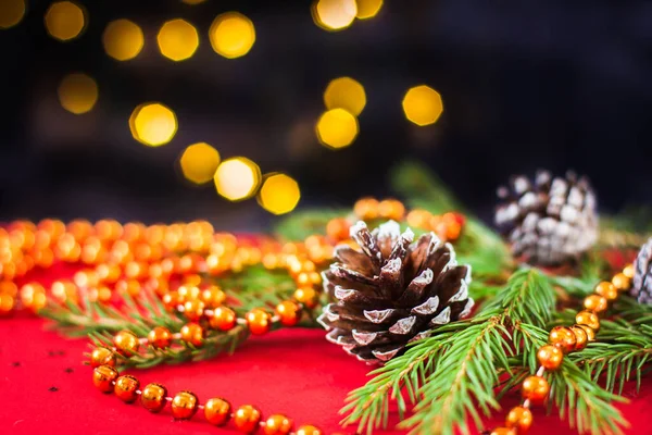 Weihnachtliche Neujahrskomposition Ein Tannenzapfen Liegt Auf Rotem Hintergrund Mit Orangefarbenen — Stockfoto