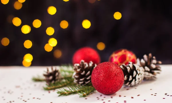 Weihnachtskomposition Rotes Weihnachtsspielzeug Und Tannenzapfen Liegen Auf Weißem Hintergrund Bokeh — Stockfoto