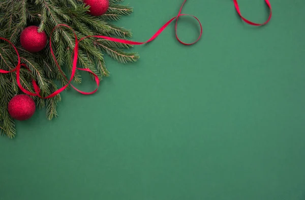 Поняття Нового Року Різдва Зеленому Тлі Гілками Ялинок Червоними Кульками — стокове фото