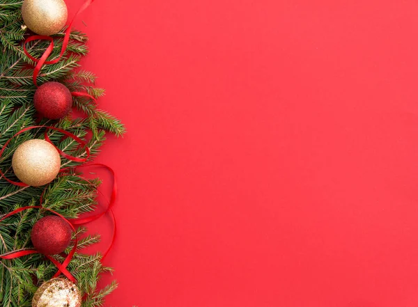 Das Konzept Von Neujahr Und Weihnachten Rote Und Goldene Weihnachtskugeln — Stockfoto