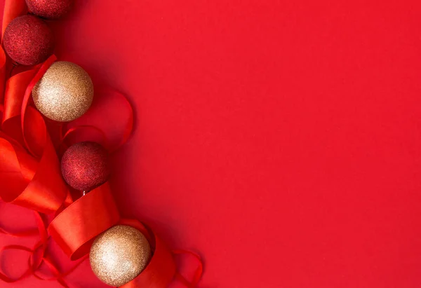 Conceito Ano Novo Natal Bolas Natal Vermelhas Douradas Fundo Vermelho — Fotografia de Stock