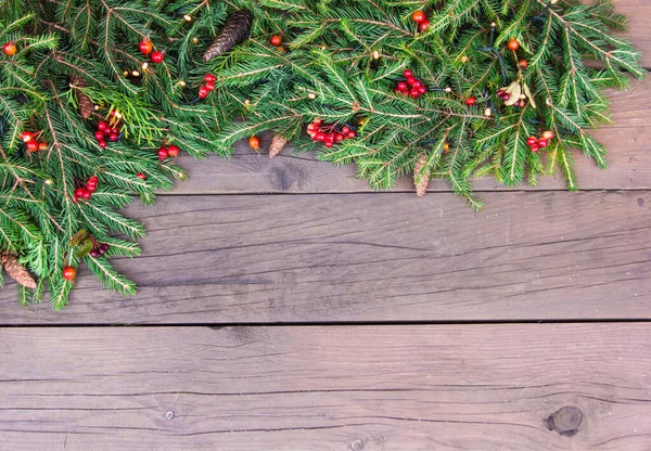 Diseño Creativo Ramas Árbol Navidad Con Conos Bayas Rojas Una —  Fotos de Stock